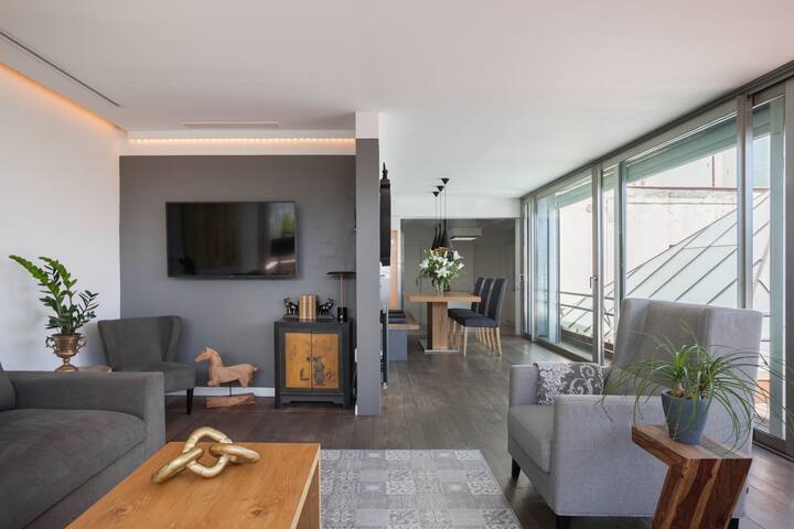 Central luxury penthouse with huge private terrace gallery image 2