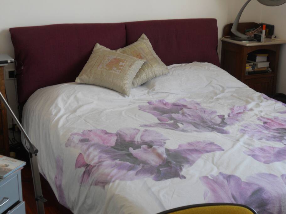 Il comodo e elegante letto Oggioni con materasso a molle e rete a doghe. Letto con un anno di vita.