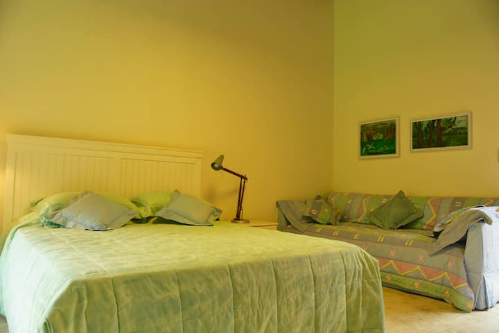 تحتوي جميع الغرف على سرير مزدوج وسرير فردي وتلفزيون ومكيف هواء وخزانة