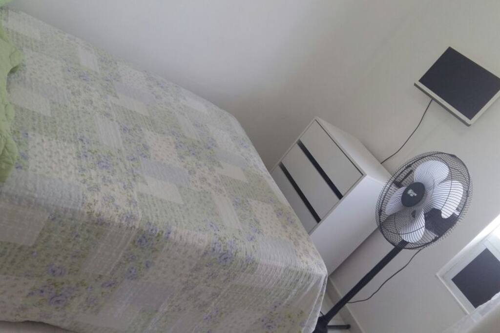 Quarto com cama de casal