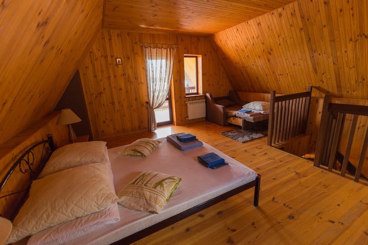 veľká spálňa domu (táto spálňa má 5 lôžok: posteľ, pohovka a samostatná pohovka )