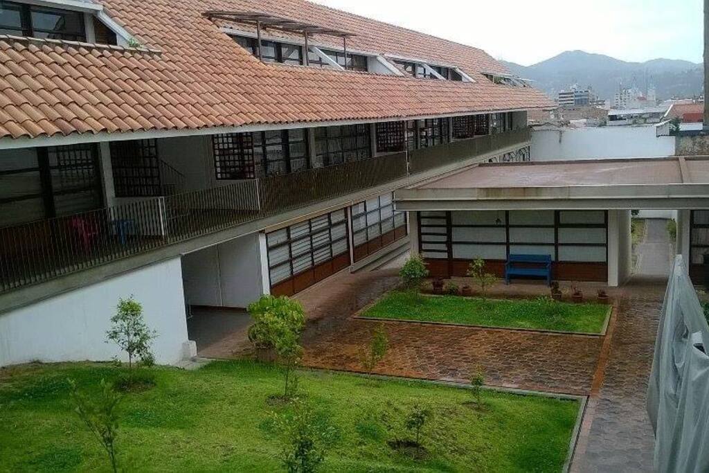 Área verde y caminerías de acceso al condominio.