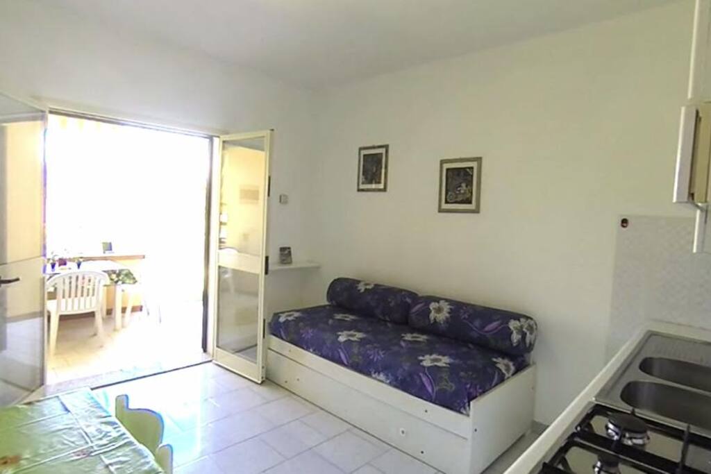 Bilo - soggiorno con angolo cottura e divano-letto a 2 singoli