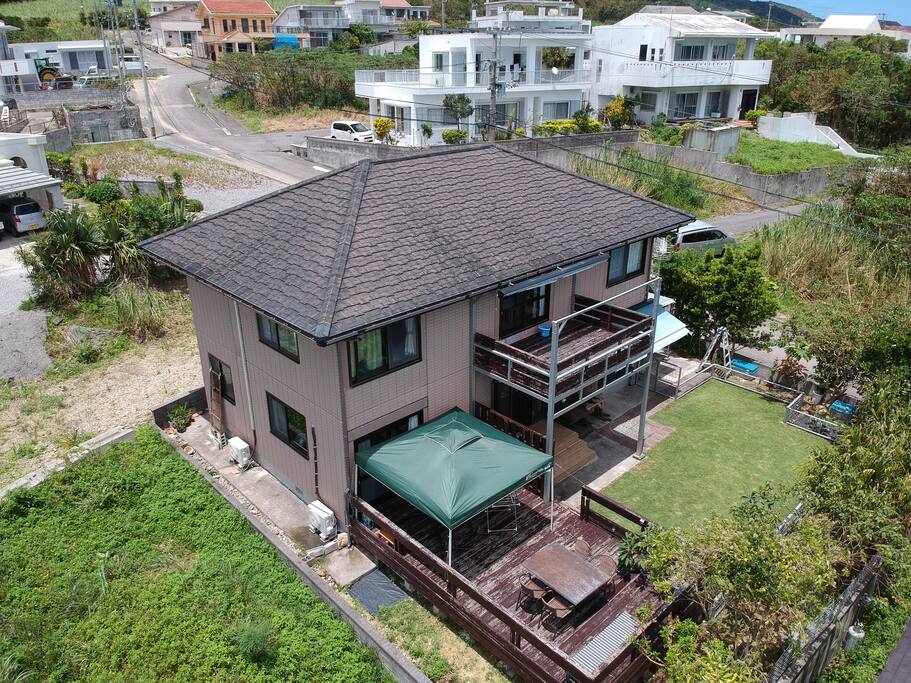 1階の左側、テラスに続く部屋を使って下さい。Please use the room on the left side of the 1st floor, following the terrace.