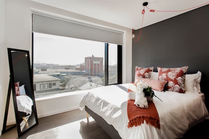 Chambre principale avec superbe vue sur la ville et le port