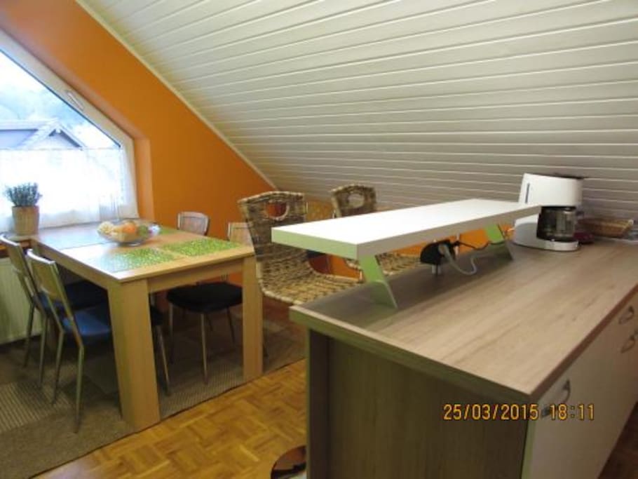 Moderne Wohnküche mit Theke