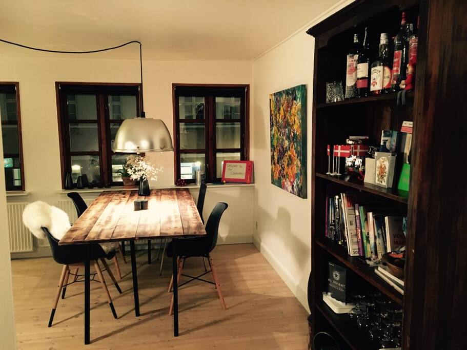 Livingroom, table with possible 6 chairs