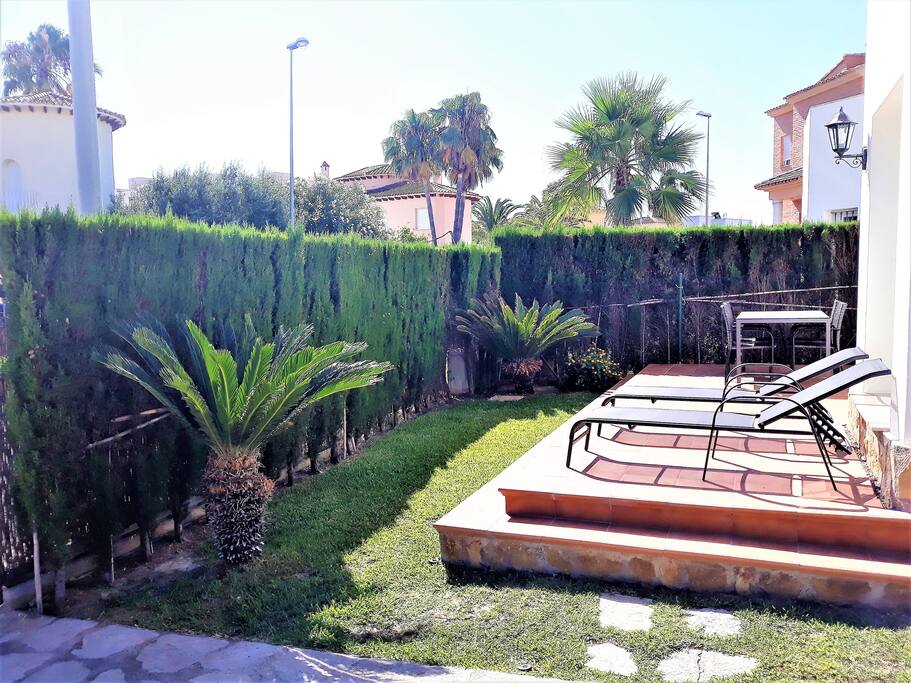 Frisch renovierte Gartenterrasse mit neuen Möbel (Juli 2018)