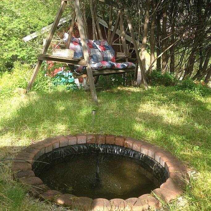 Springbrunn och hammock finns på tomten.