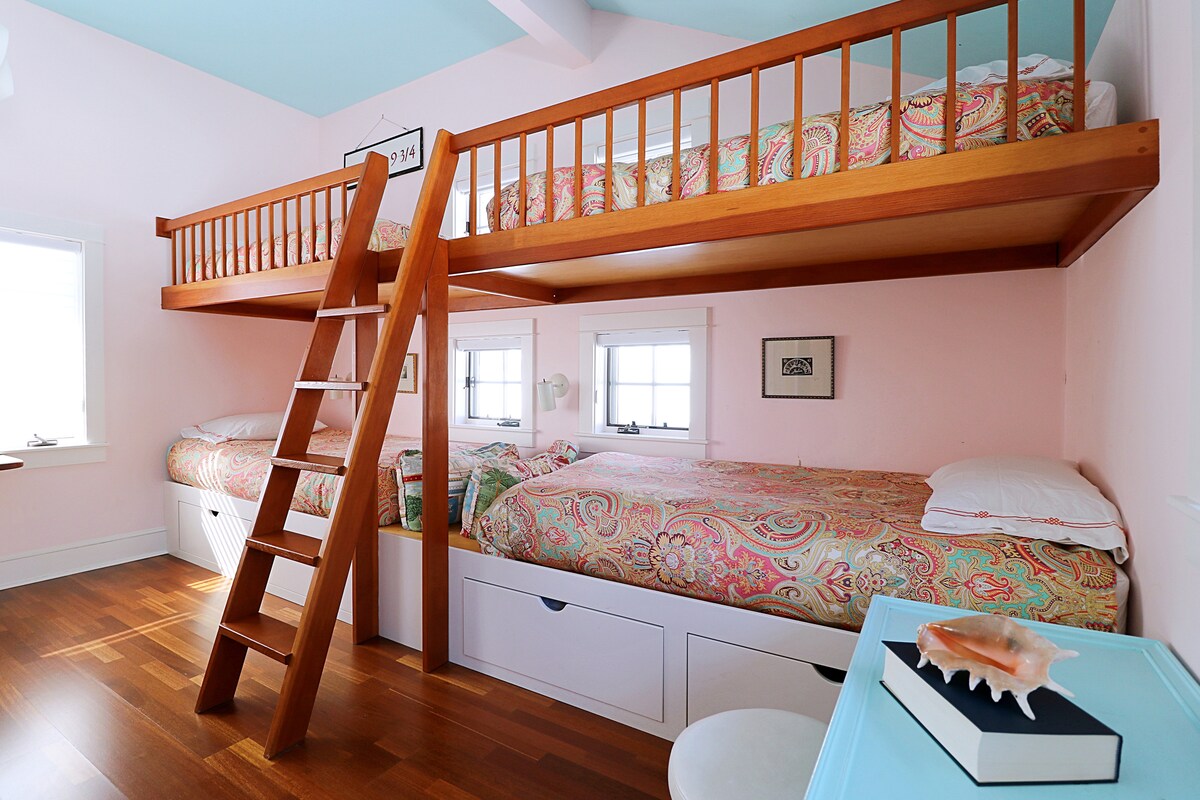 Платформа 9 3/4 на Diagon Alley спи четири!  Снимка от @tomsfuller