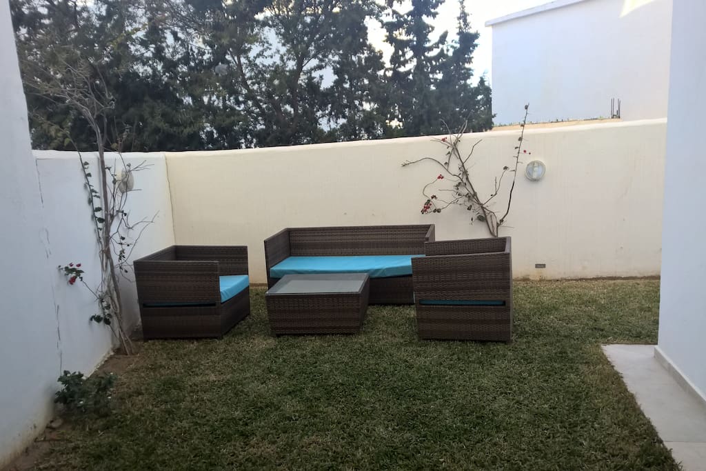 Jardin privatif avec salon rotin