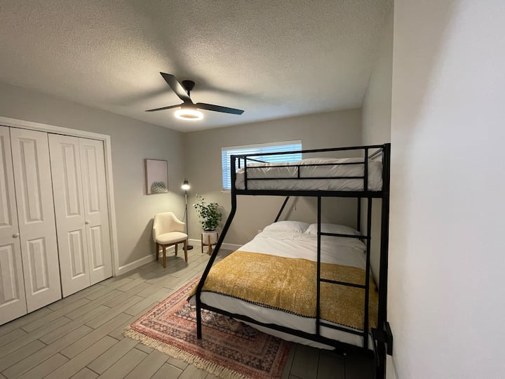 تحتوي غرفة النوم 3 على سرير مزدوج بطابقين مع سرير مزدوج.