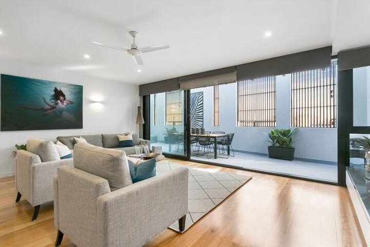 Collins Q1 Luxury Apartment, Heart of Sorrento gallery image 4