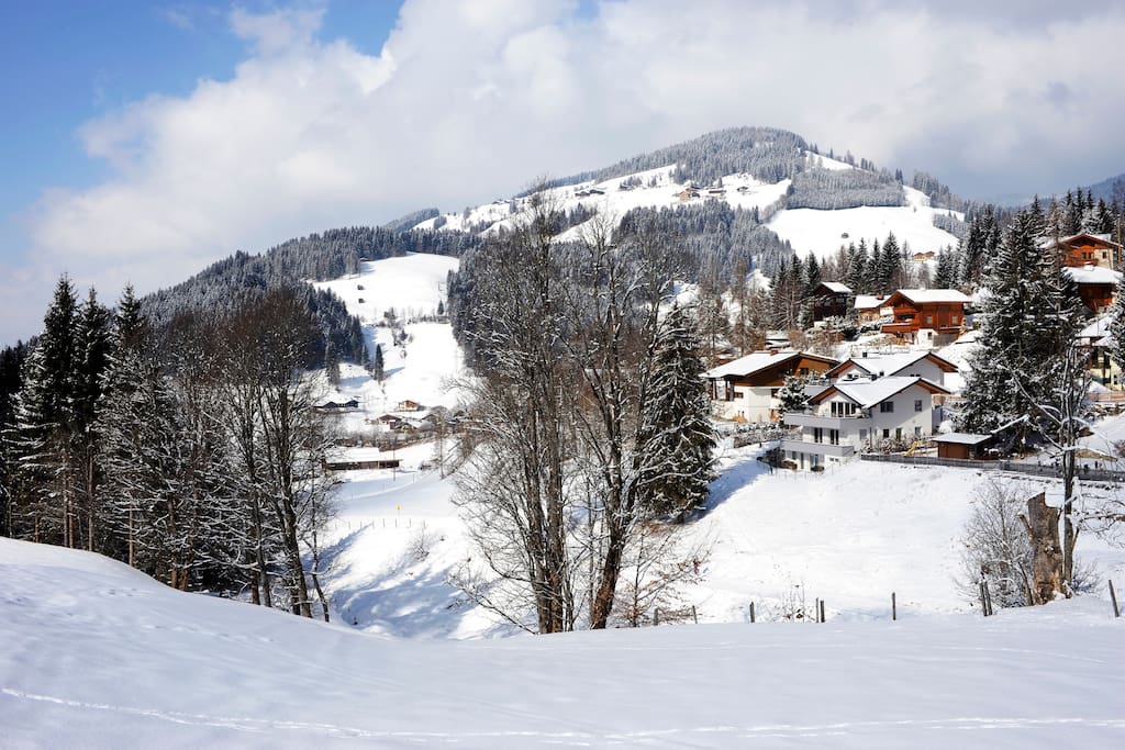 ...von der Piste direkt zum Haus.
"Ski in - Ski out"