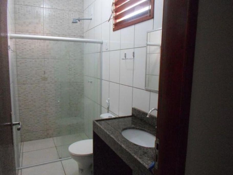 Todos os banheiros internos são iguais: têm box, mas somente um deles tem chuveiro elétrico.