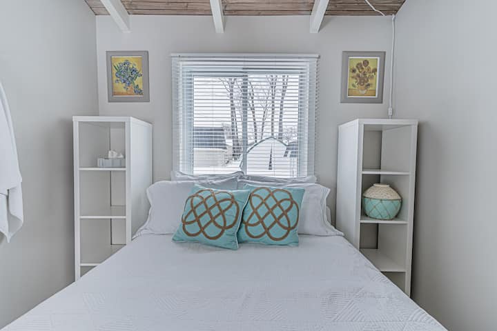 Queen room