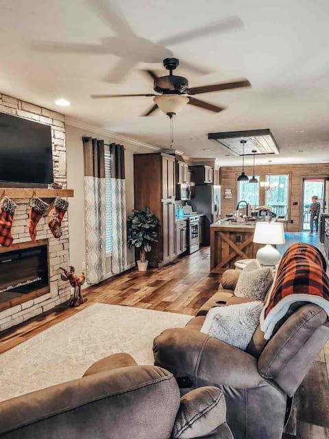 Top performing Airbnb: Robins Nest Cabin - quiet cove on Lake Hamilton in Piney