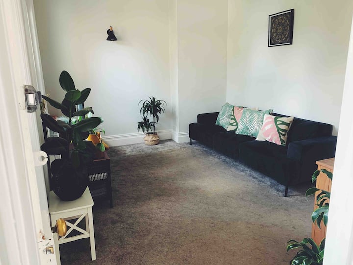 Cosy + Light 2 Bedroom Flat With Patio And Parking - Tonbridge