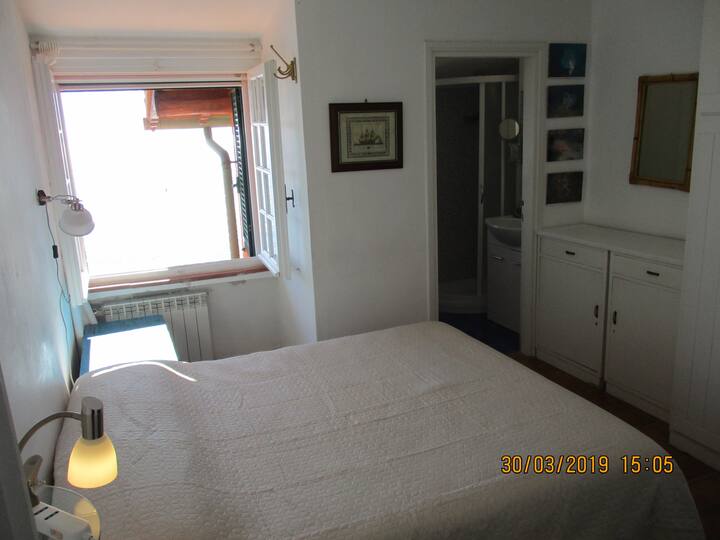 غرفة النوم رقم 1 مع إطلالة على جزيرة جيجليو بجانب النافذة