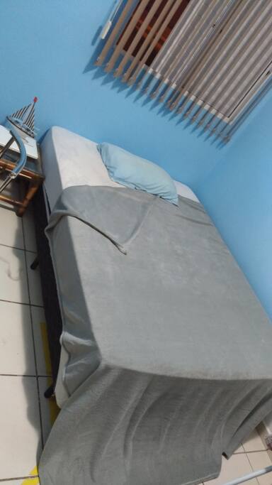 Quarto para casal com escrivaninha, sem ar condicionado