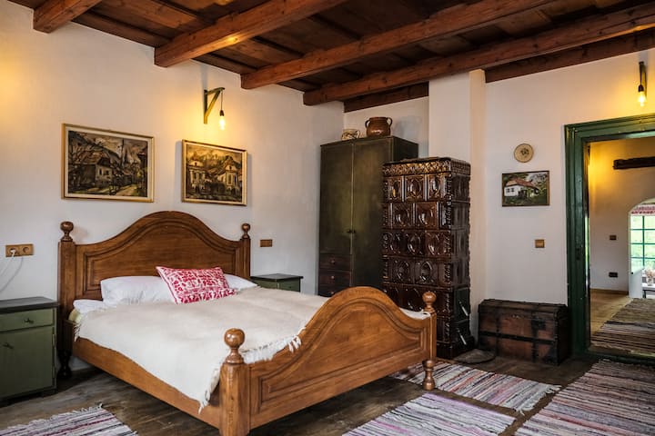 prva soba s velikim bračnim krevetom i dva kreveta za jednu osobu