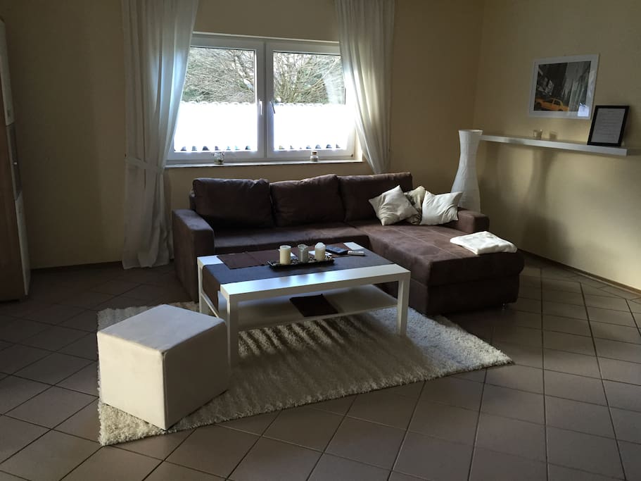 Großes Wohnzimmer mit Schlafcouch