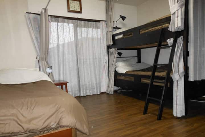 ห้องพักสำหรับผู้เข้าพัก A (ผู้เข้าพัก 3 คน)
ห้องพัก A (สำหรับ 3 คน)