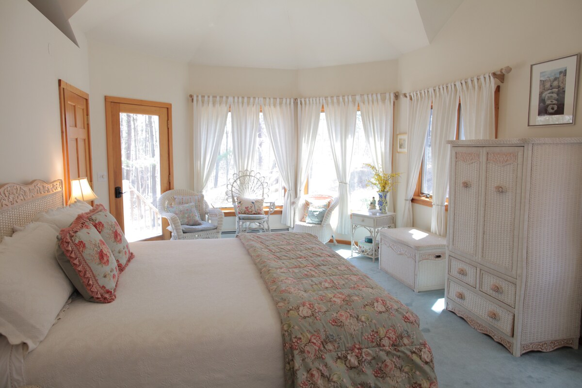 Amplio dormitorio principal tamaño king con vistas al bosque