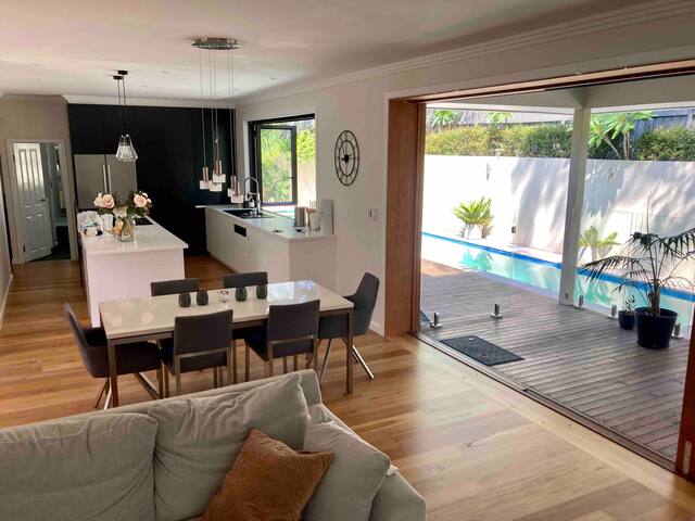 Light and breezy resort style – 3 bed house gallery image 2