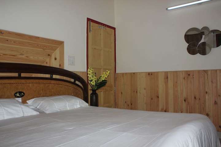 Swiss Cottage Triple Room