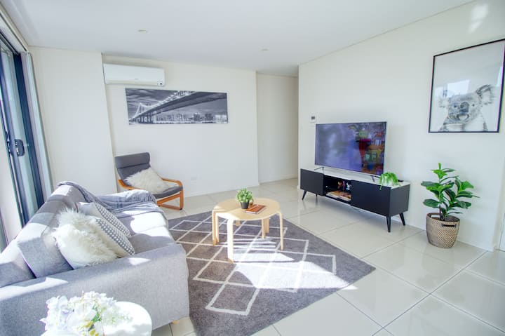 3-Br Chic Apt in Parramatta Centre & Free Parking