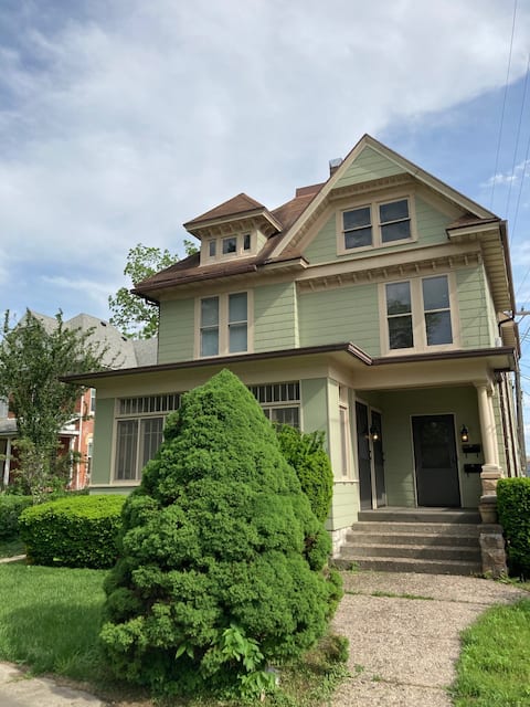 Downtown Savanna/Galena-area gem w/3-season room!