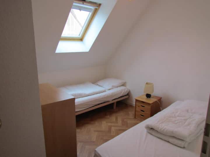 chumba 2- 2 vitanda vya mtu mmoja