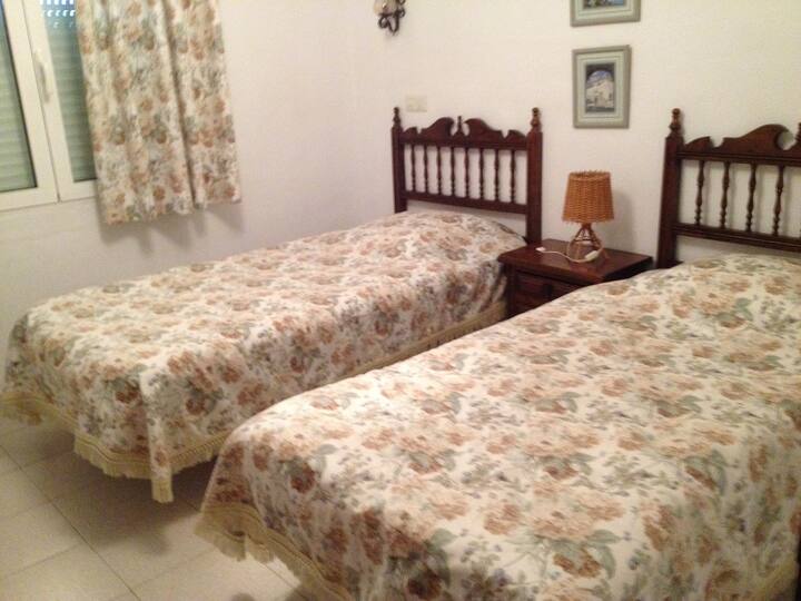 Dormitorio 2 con dos camas y armario empotrado. Vista al mar desde el dormitorio.