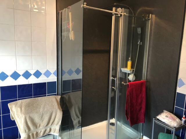 Comfortable double room walking distance to city.