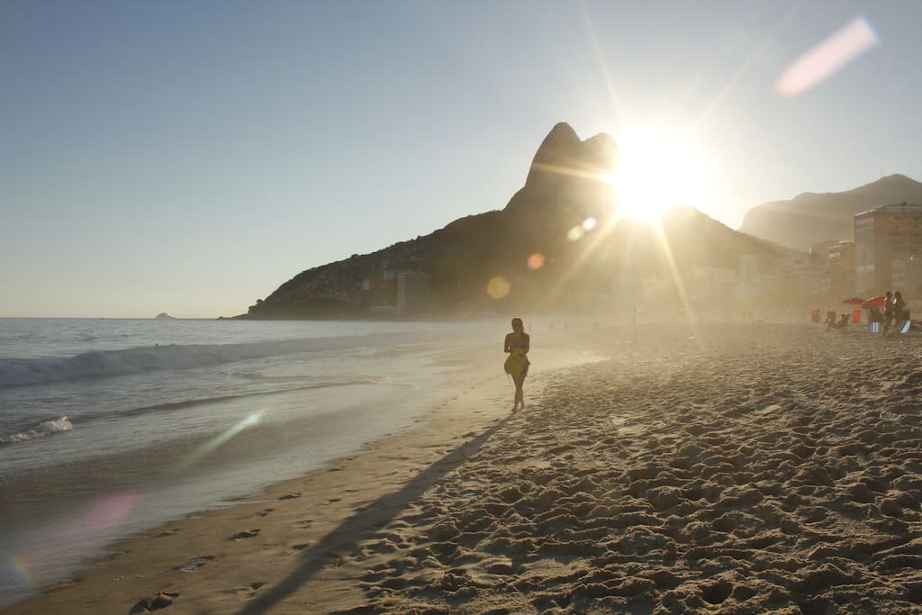Praia do Leblon à 2 quadras / Leblon Beach 2 blocks away