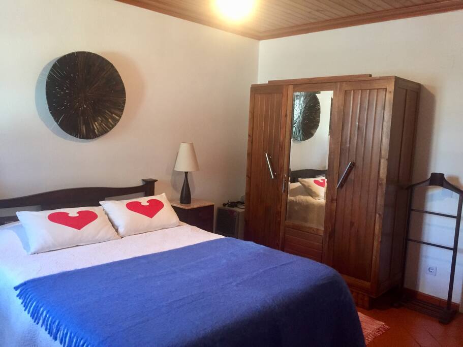 Downstairs bedroom one: double bed