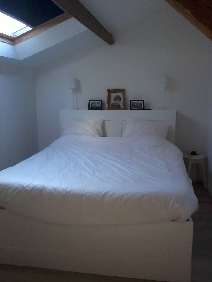 غرفة النوم الرئيسية في الطابق العلوي (سرير 160 × 200)