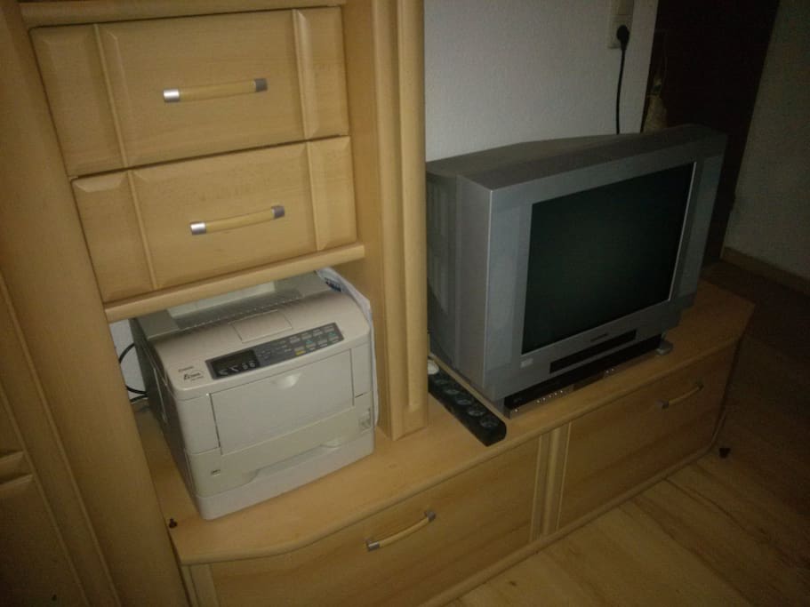 Ausstattung Zi. 10qm: Fernseher + Schreibtisch – equipment room 10 sqm: TV and desk