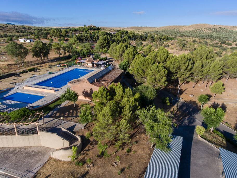 Piscinas y zonas verdes