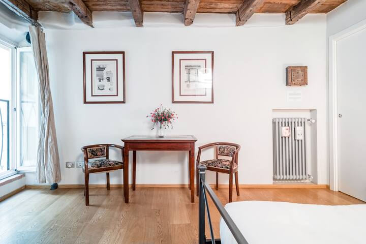 Intrigante appartamento ricco di storia di fronte a Piazza Maggiore gallery image 4