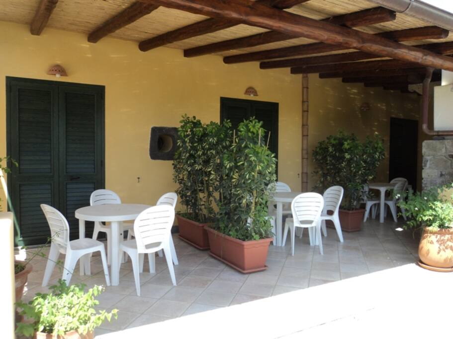 terrazza in comune divisa da vasi con fiori