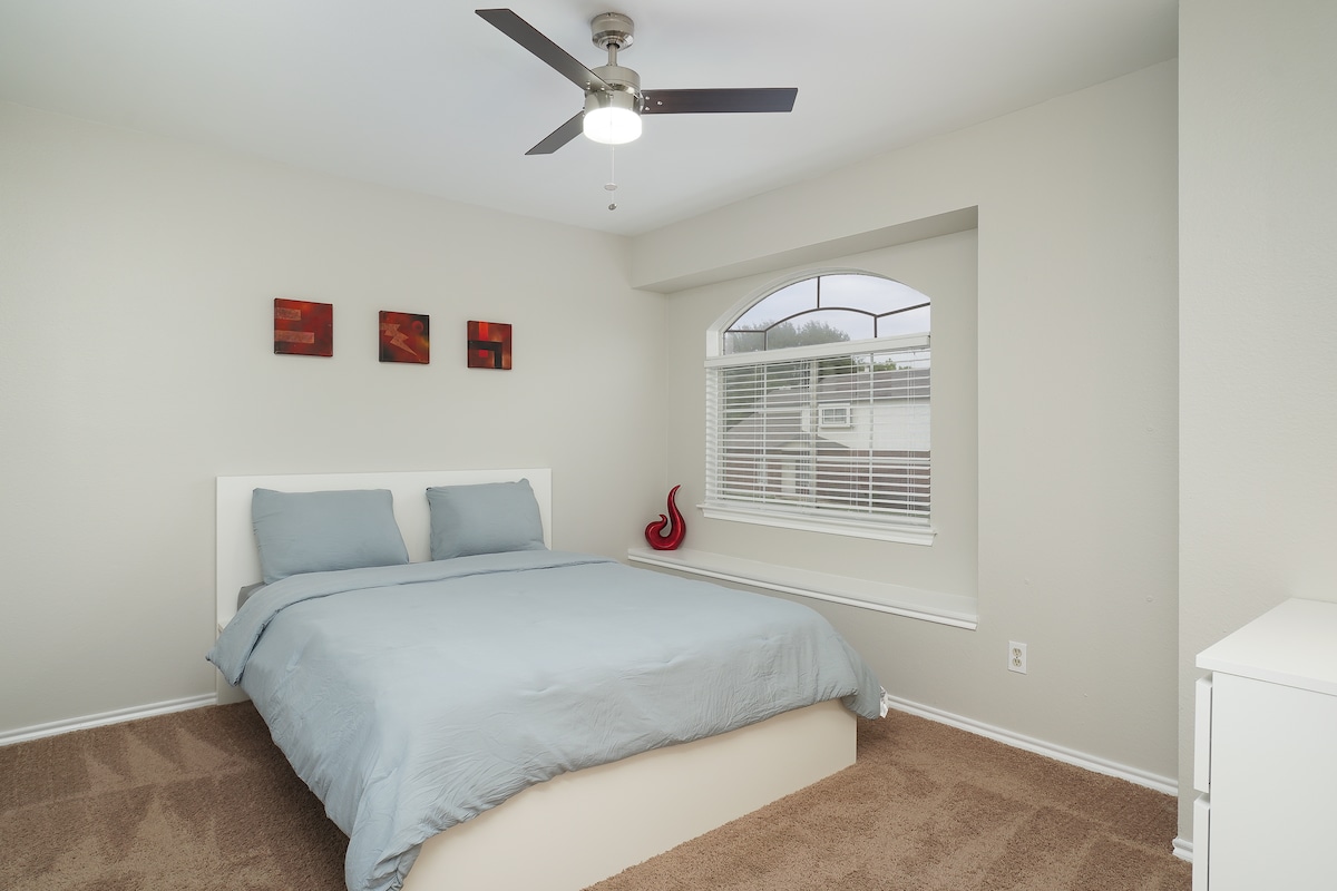 Chambre avant près de la fenêtre du salon.