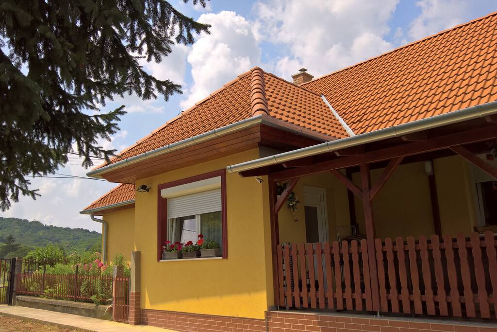 Zij aanzicht woning/ side view on the house/ Seitenansicht vom Wohnung