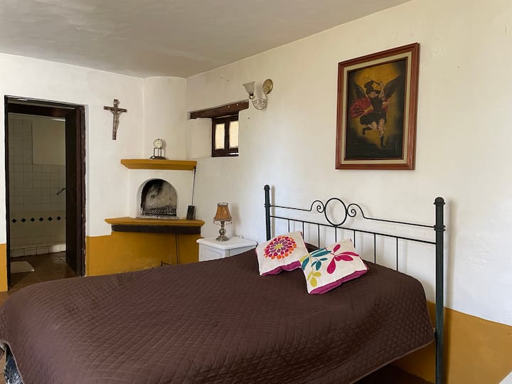 Cuarto principal con chimenea y baño completo !! A descansar y soñar mágico !!