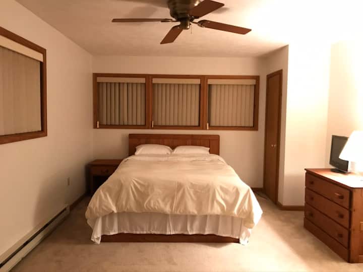 Main Bedroom 2nd Floor with Queen bed and Desk for remote working