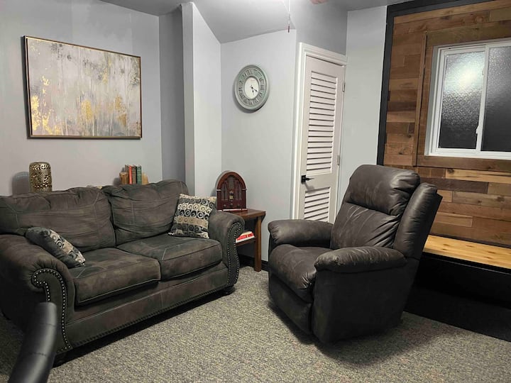 Central Two Bedroom Apt With Laundry & Parking - 北灣