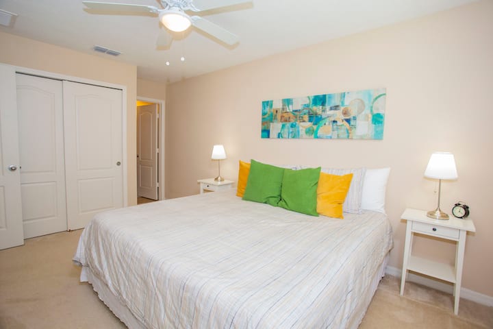 DORMITORIOS EN EL SEGUNDO PISO:
• Dormitorio 2: cama tamaño king con baño privado