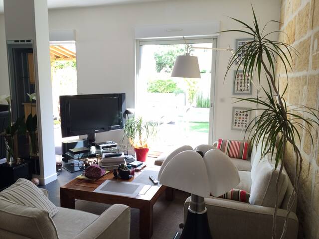 Adorable échoppe rénovée de 130m² gallery image 2