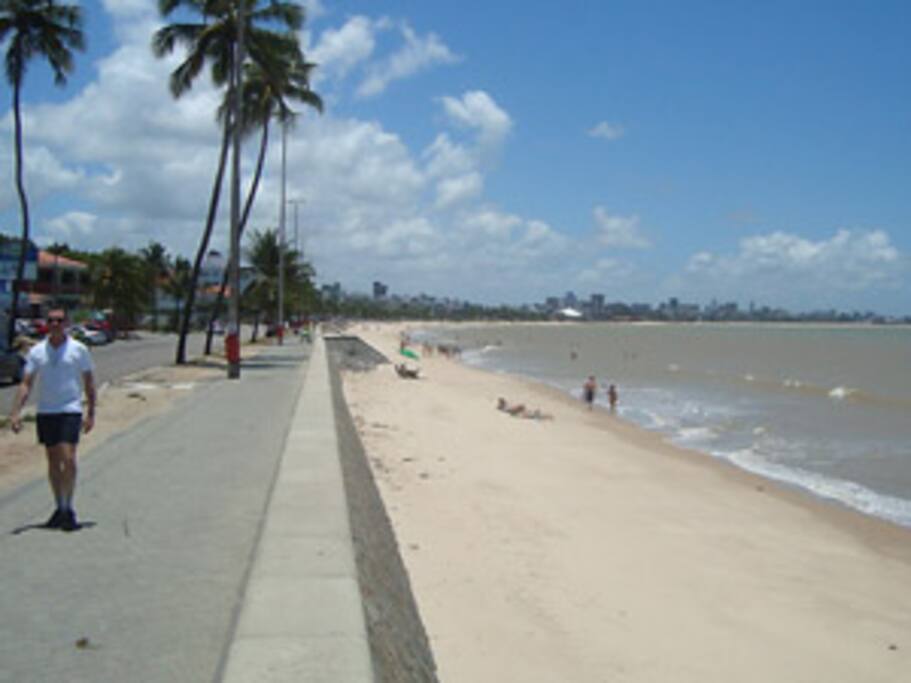 O apartamento fica a 2 quadras da Orla do Bessa, lugar ideal para caminhadas à beira-mar ou para passeios de bicicleta. Além disso, a Praia do Bessa possui diversos restaurantes e bares que atendem tanto durante o dia quanto à noite.